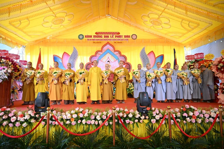 Trao quyết định, tặng hoa chúc mừng tân Ban Đại diện Phật giáo liên xã Ý Yên, nhiệm kỳ 2026-2031