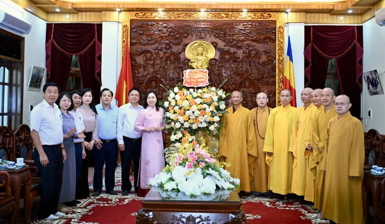Lãnh đạo chính quyền tỉnh Ninh Bình tặng hoa chúc mừng Đại lễ Phật đản Phật lịch 2570 đến Ban Trị sự Phật giáo tỉnh 