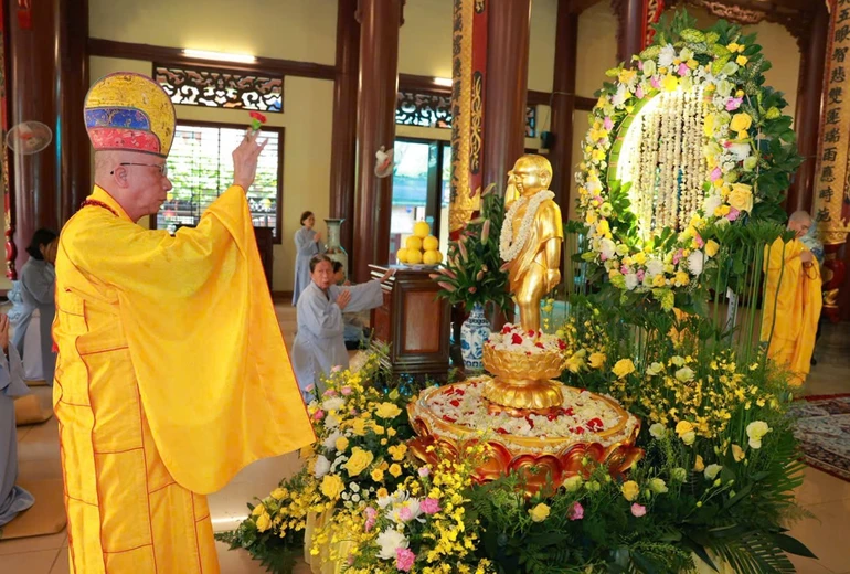 Hòa thượng Thích Huệ Chúc sám chủ nghi thức Tắm Phật truyền thống tại thiền viện Vạn Hạnh (P.Đức Nhuận), mùng 8-4-BÍnh Ngọ - Ảnh: Trung Thắng