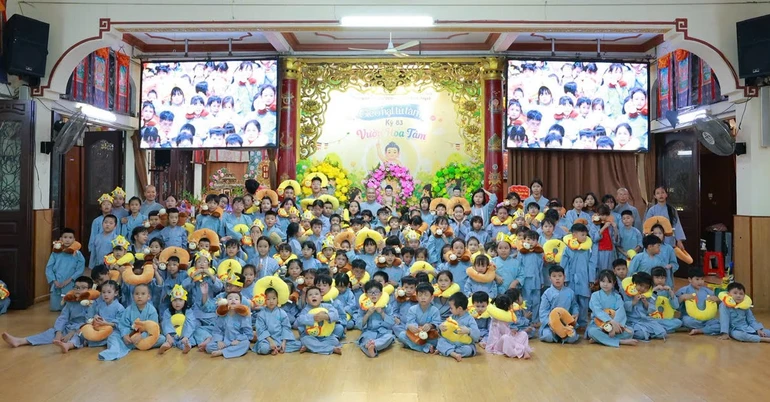 Các em chụp hình lưu niệm trong khóa tu tại Quan Âm tu viện