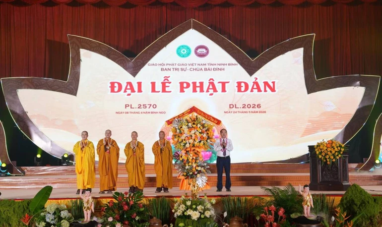 Lãnh đạo chính quyền tỉnh Ninh Bình tặng hoa chúc mừng Đại lễ Phật đản Phật lịch 2570