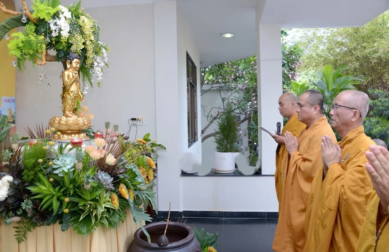 Quý thầy trước tôn tượng Đức Thế Tôn sơ sinh tại sảnh trụ sở tòa soạn Báo Giác Ngộ (P.Xuân Hòa, TP.HCM) - Ảnh: Bảo Toàn/BGN