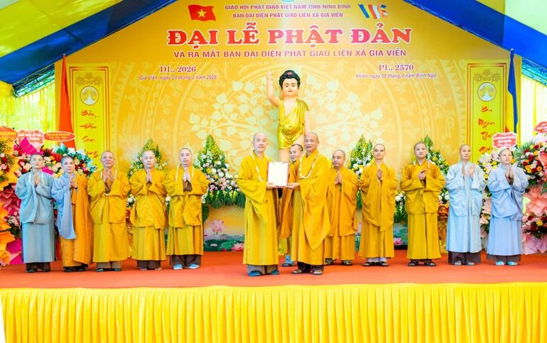Hòa thượng Thích Quảng Hà, Trưởng ban Trị sự GHPGVN tỉnh Ninh Bình trao quyết định chuẩn y nhân sự Ban Đại diện Phật giáo liên xã Gia Viễn, nhiệm kỳ 2026-2031