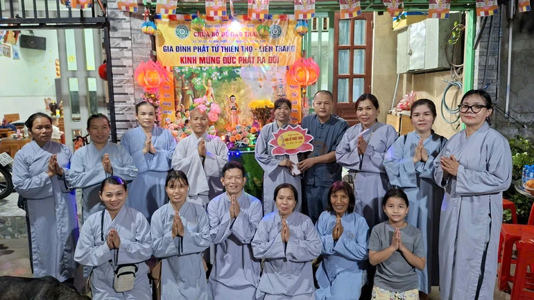 Gia đình Phật tử Thiện Thọ - Liên Trang (P.An Phú, TP.HCM) thiết trí lễ đài tại tư gia mừng Phật đản