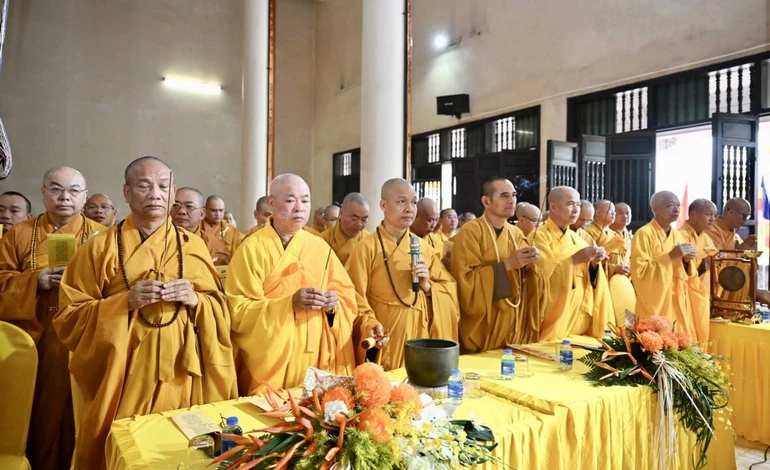 Chư tôn đức Ban Trị sự GHPGVN tỉnh Ninh Bình dâng hương cúng dường 