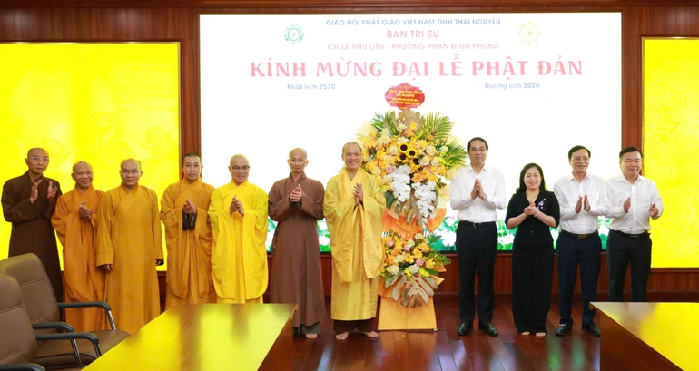 Lãnh đạo tỉnh Thái Nguyên tặng hoa chúc mừng Đại lễ Phật đản Phật lịch 2570 đến Ban Trị sự GHPGVN tỉnh