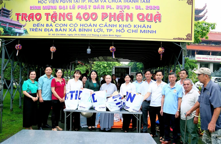 Học viện Phật giáo VN tại TP.HCM và chùa Thanh Tâm tặng 500 phần quà Phật đản đến người dân có hoàn cảnh khó khăn trên địa bàn