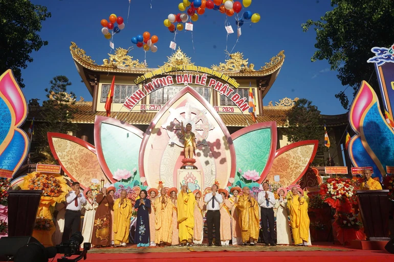 Nghi thức thả bong bóng cầu nguyện hòa bình thế giới