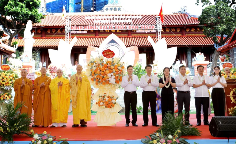 Lãnh đạo chính quyền tỉnh Thái Nguyên tặng hoa chúc mừng Đại lễ Phật đản Phật lịch 2570