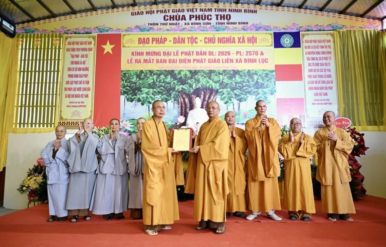 Hòa thượng Thích Quảng Hà, Trưởng ban Trị sự GHPGVN tỉnh Ninh Bình trao quyết định chuẩn y nhân sự Ban Đại diện Phật giáo liên xã Bình Lục, nhiệm kỳ 2026-2031