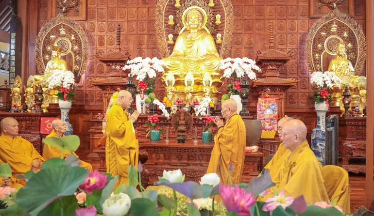 Hòa thượng Thích Minh Trí và Hòa thượng Thích Viên Giác đối thú an cư - Ảnh: Nguyên Tài/BGN