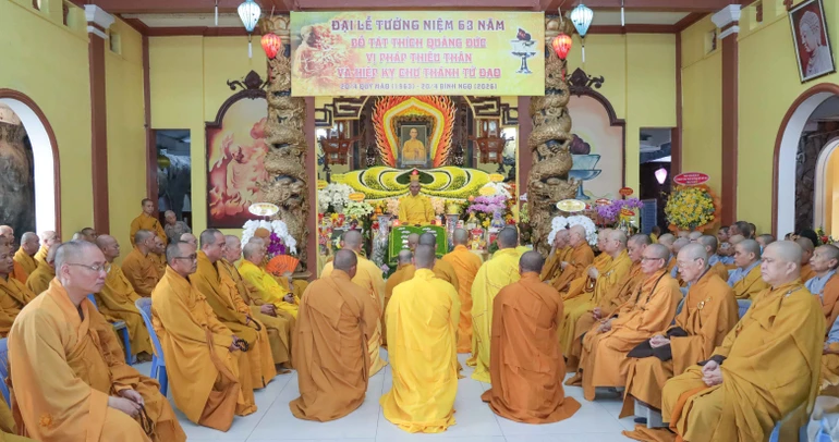 Trang nghiêm Lễ tưởng niệm Bồ-tát Thích Quảng Đức tại tổ đình Quán Thế Âm - di tích cuối cùng của ngài - Ảnh: Nguyên Tài/BGN