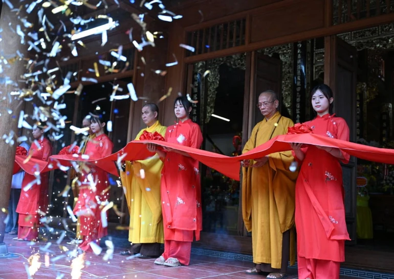 Nghi thức cắt băng khánh thành đại hùng bảo điện chùa Bảo Khánh (xã Vĩnh Trụ, tỉnh Ninh Bình)
