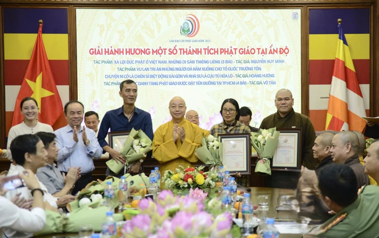 Đại đức Thích Nguyên Tài (Báo Giác Ngộ) và các tác giả có tác phẩm dự thi ấn tượng nhận giải hành hương một số Thánh tích Phật giáo tại Ấn Độ 