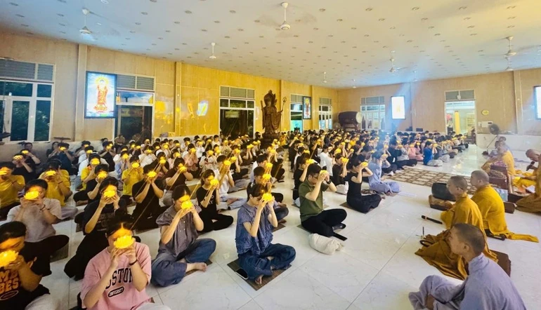 Các sĩ tử dâng hoa đăng cầu nguyện trước kỳ thi tốt nghiệp THPT năm 2026 tại chùa Quán Thế Âm