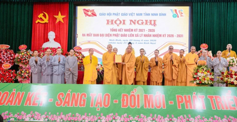 Hòa thượng Thích Quảng Hà, Trưởng ban Trị sự GHPGVN tỉnh Ninh Bình trao quyết định chuẩn y nhân sự Ban Đại diện Phật giáo liên xã Lý Nhân, nhiệm kỳ 2026-2031