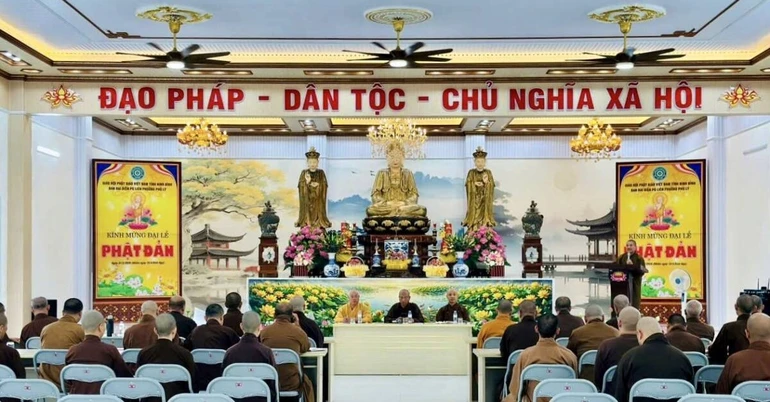 Quang cảnh phiên họp định kỳ hàng tháng của Ban Thường trực Ban Trị sự GHPGVN tỉnh Ninh Bình, tại Văn phòng Đại diện - chùa Hòa Lạc (P.Hà Nam), vào ngày 12-6