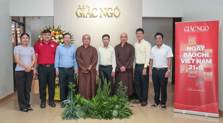 Đoàn lãnh đạo Đảng ủy - HĐND - UBND - Ủy ban MTTQVN phường Xuân Hòa thăm, chúc mừng Báo Giác Ngộ vào sáng 19-6 - Ảnh: Nguyên Tài/BGN