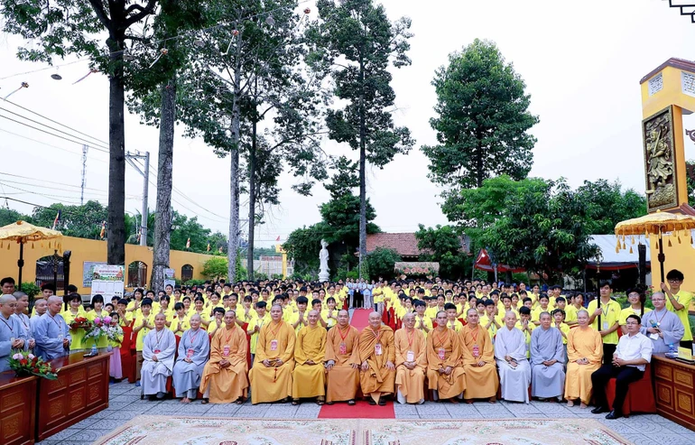 Chư tôn đức, các khóa sinh chụp ảnh lưu niệm tại khóa tu Con về bên Phật 