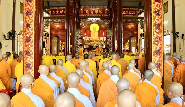 Thăm, sách tấn chư hành giả an cư tại tổ đình Tịnh Độ (phường Hương Trà, Đà Nẵng)