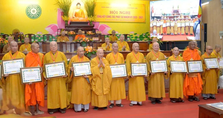 Trưởng lão Hòa thượng Thích Thiện Nhơn trao Bằng tuyên dương công đức đến Ban Tăng sự T.Ư - Ảnh: Bảo Toàn/BGN