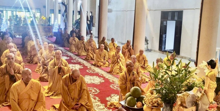 Hòa thượng Thích Quảng Hà, Phó Chủ tịch Hội đồng Trị sự, Trưởng ban Trị sự GHPGVN tỉnh Ninh Bình cùng 126 hành giả tác pháp thọ an cư tại thiền viện Trúc Lâm Thiên Trường 