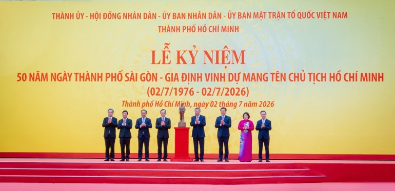Tổng Bí thư, Chủ tịch nước Tô Lâm thay mặt lãnh đạo Đảng, Nhà nước trao tặng TP.HCM tượng Chủ tịch Hồ Chí Minh - Ảnh: Nguyện Truyền/BGN