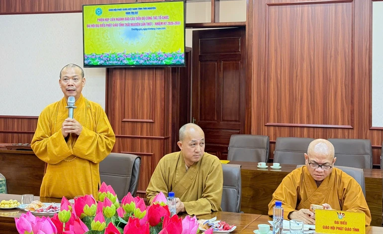 Thượng tọa Thích Nguyên Thành, Ủy viên Thường trực Hội đồng Trị sự, Trưởng ban Trị sự GHPGVN tỉnh Thái Nguyên phát biểu tại phiên họp
