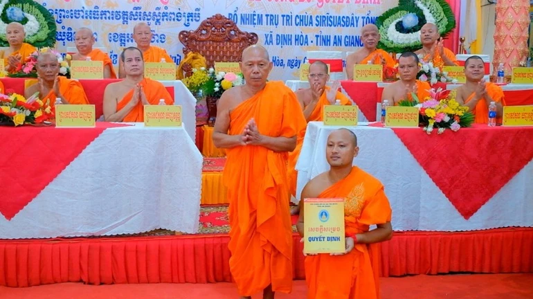 Hòa thượng Danh Đổng trao quyết định bổ nhiệm trụ trì chùa Tổng Quản đến Đại đức Trương Văn Tuấn