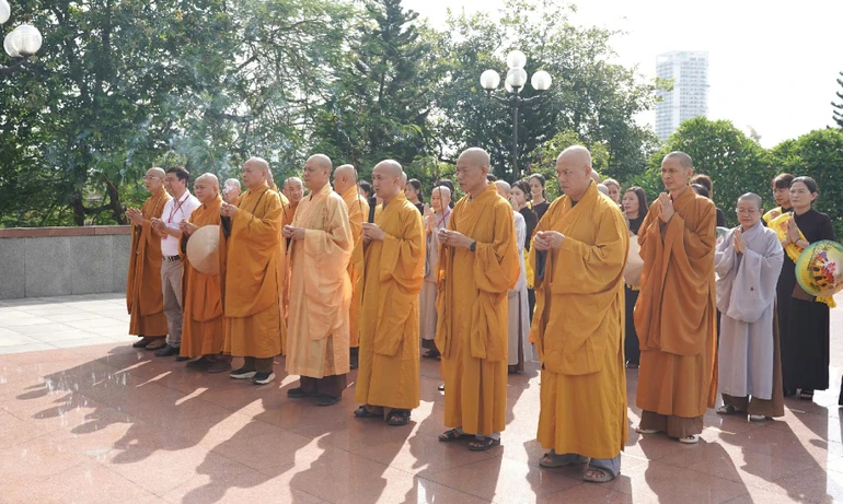 Chư tôn đức Ban Trị sự GHPGVN tỉnh Thái Nguyên dâng hương tại Đài tưởng niệm các anh hùng liệt sĩ 