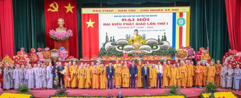Lãnh đạo Trung ương GHPGVN, lãnh đạo các cấp chính quyền chúc mừng tân Ban Trị sự GHPGVN tỉnh Thái Nguyên, nhiệm kỳ 2026-2031 - Ảnh: Nguyên Tài/BGN