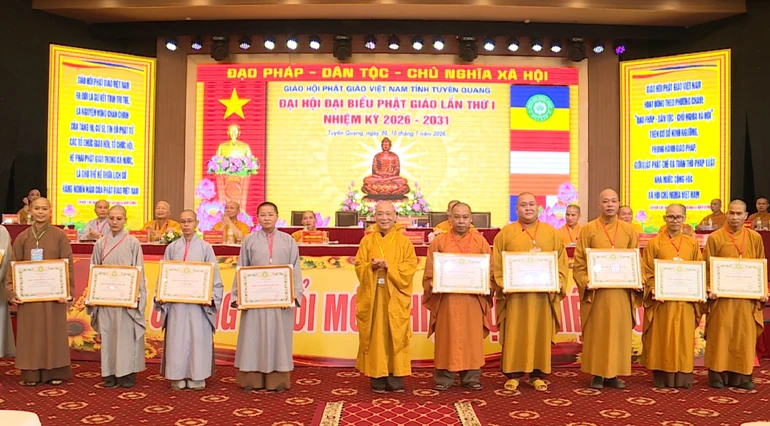Trung ương GHPGVN tặng Bằng tuyên dương công đức đến tập thể, cá nhân Ban Trị sự GHPGVN tỉnh Tuyên Quang