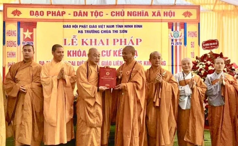 Hòa thượng Thích Quảng Hà, Trưởng ban Trị sự GHPGVN tỉnh Ninh Bình trao quyết định chuẩn y nhân sự Ban Đại diện Phật giáo liên phường Kim Bảng, nhiệm kỳ 2026-2031