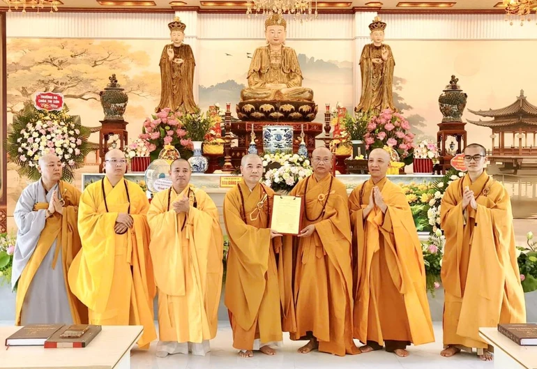 Hòa thượng Thích Quảng Hà, Trưởng ban Trị sự GHPGVN tỉnh Ninh Bình trao quyết định chuẩn y nhân sự Ban Đại diện Phật giáo liên phường Phủ Lý, nhiệm kỳ 2026-2031