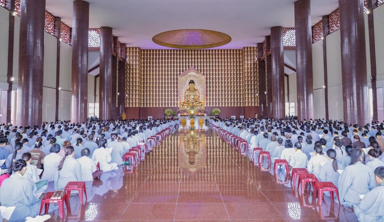 Trang nghiêm khóa lễ tụng kinh ở chánh điện Học viện Phật giáo VN tại TP.HCM