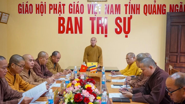 Thượng tọa Thích Nhuận Bảo, Ủy viên Hội đồng Trị sự, Trưởng ban Trị sự GHPGVN tỉnh Quảng Ngãi phát biểu tại buổi họp định kỳ của Ban Trị sự