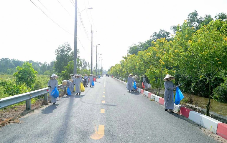 Đông đảo chư Ni đang tu học tại chùa Thanh Tâm thực hiện buổi tổng vệ sinh và thu nhặt rác thải trên tuyến đường Lê Chính Đáng