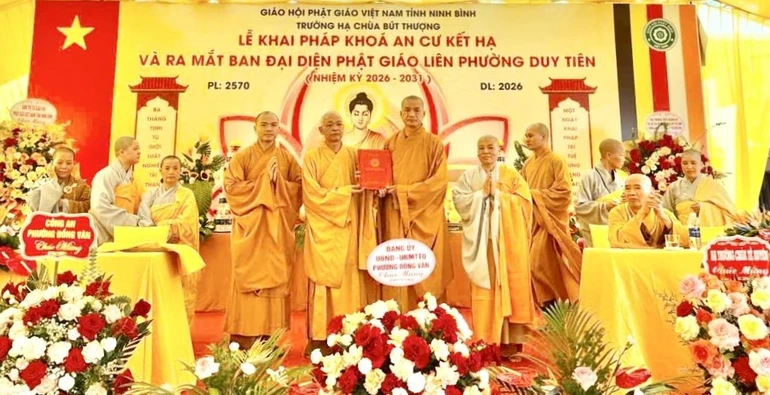 Thượng tọa Thích Thanh Tạo trao quyết định chuẩn y nhân sự Ban Đại diện Phật giáo liên phường Duy Tiên, nhiệm kỳ 2026-2031