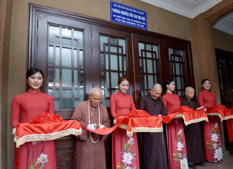 Chư tôn đức Hội đồng Điều hành Học viện Phật giáo VN tại TP.HCM cắt băng khai trương Phòng Nghiên cứu Sau Đại học - Ảnh: Bảo Toàn/BGN