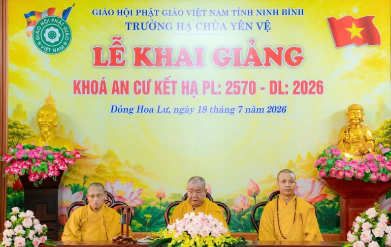 Chư tôn đức chứng minh buổi lễ khai giảng khóa An cư kết hạ Phật lịch 2570 tại trường hạ chùa Yên Vệ