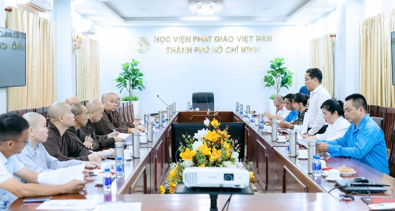 Quang cảnh buổi họp triển khai công tác chuẩn bị Lễ tưởng niệm siêu tiến anh linh các anh hùng liệt sĩ tại Cơ sở II - Học viện Phật giáo Việt Nam tại TP.HCM (xã Bình Lợi)