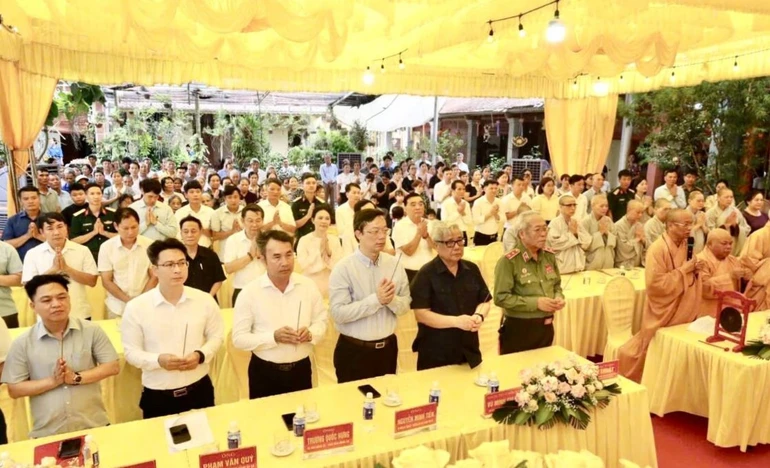Chư tôn đức, đại biểu thắp hương tưởng niệm các anh hùng liệt sĩ, đồng bào tử nạn tại chùa Khai Trung (tỉnh Ninh Bình)