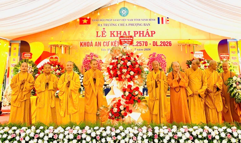 Ban Trị sự GHPGVN tỉnh Ninh Bình tặng hoa chúc mừng chùa Phượng Ban lần đầu tiên tổ chức điểm An cư kiết hạ