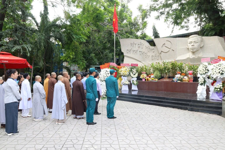 Tưởng niệm trước tượng đài cố Tổng Bí thư Trần Phú tại Công viên Lê Thị Riêng