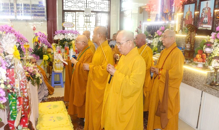 Chư tôn đức thắp hương tưởng niệm Giác linh Ni trưởng Thích nữ Tắc Thinh