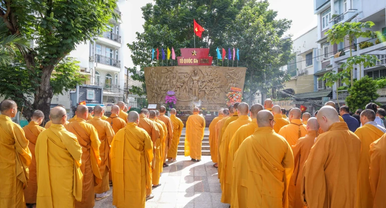 Chư Tăng chùa Vĩnh Nghiêm thực hiện Lễ dâng hương, tưởng niệm các anh hùng liệt sĩ tại đài tưởng niệm phường Xuân Hòa, TP.HCM - Ảnh: Nguyên Tài/BGN