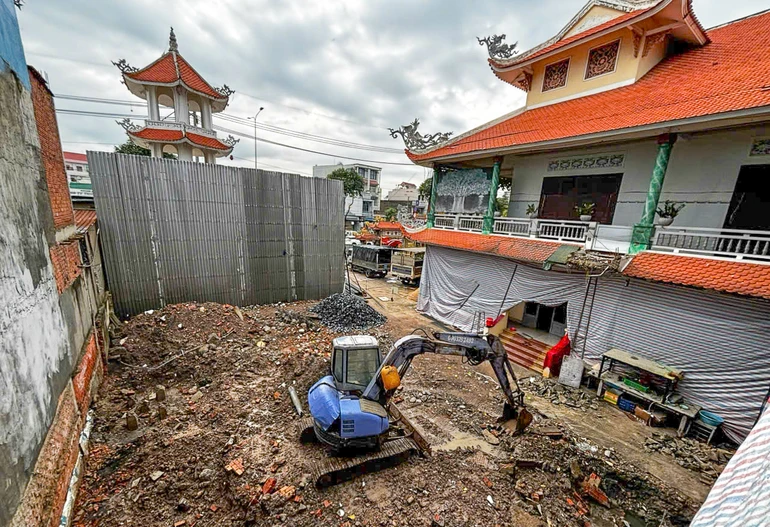 Chùa Linh Sơn đang tích cực thi công, sửa chữa lại các hạng mục để sớm bàn giao mặt bằng cho dự án mở rộng quốc lộ 22 được triển khai đúng tiến độ - Ảnh: Tánh Minh