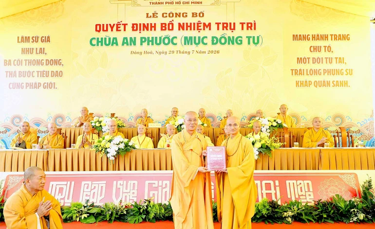 Thượng tọa Thích Thiện Quý trao quyết định bổ nhiệm trụ trì chùa An Phước đến Hòa thượng Thích Hiển Chơn