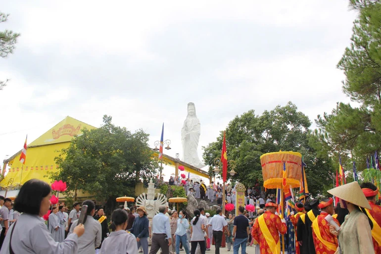 Hàng nghìn Phật tử và du khách thập phương tham dự Lễ hội Quán Thế Âm tại cố đô Huế