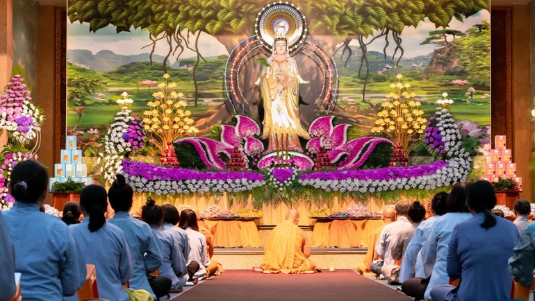 Trang nghiêm lễ vía Bồ-tát Quán Thế Âm tại pháp viện Minh Đăng Quang (P.Bình Trưng, TP.HCM)